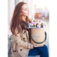 Коробка с пионами белыми и розовыми 