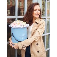 Нежно-розовые ранункулюсы в коробке