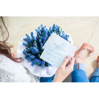 Синие мускари в коробке