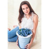 Синие мускари в коробке