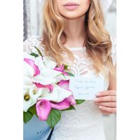 Коробка с белыми и розовыми каллами