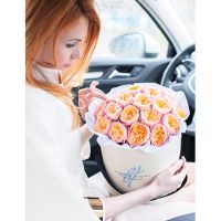 Пионовидные розы персиковые в коробке