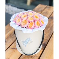 Пионовидные розы персиковые в коробке