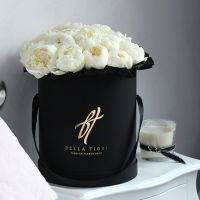 Белые пионы в коробке Royal