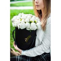 Белые пионы в коробке Royal