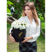 Белые пионы в коробке Royal