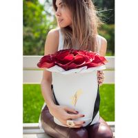 Каллы красные в коробке Royal