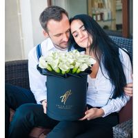 Белые каллы в коробке Royal