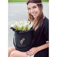 Белые каллы в черной коробке Royal