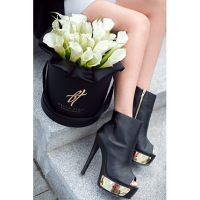 Белые каллы в черной коробке Royal