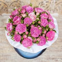 Коробка с пионовидными розами «Баронесса»