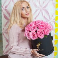 Душистые пионовидные розы в коробке