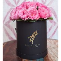 Душистые пионовидные розы в коробке