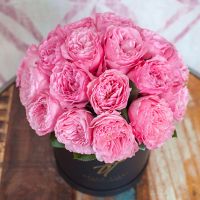 Душистые пионовидные розы в коробке