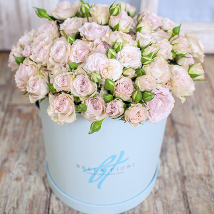 Кустовые розы пастельно-сиреневые в коробке