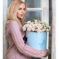 Кустовые розы пастельно-сиреневые в коробке