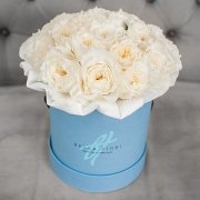 Белые пионовидные розы Дэвида Остина в коробке мини