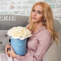 Белые пионовидные розы Дэвида Остина в коробке мини