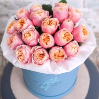 Коралловые пионовидные розы в коробке