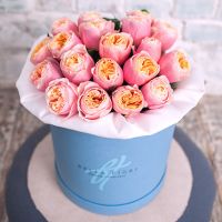 Коралловые пионовидные розы в коробке