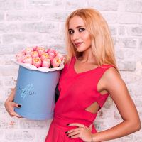 Коралловые пионовидные розы в коробке