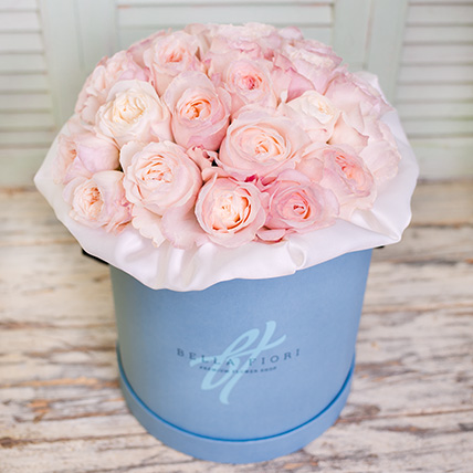 Пионовидные розы Девида Остина нежно-розовые в коробке