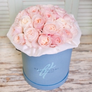 Пионовидные розы Девида Остина нежно-розовые в коробке