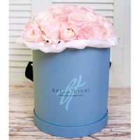 Пионовидные розы Девида Остина нежно-розовые в коробке