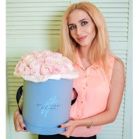 Пионовидные розы Девида Остина нежно-розовые в коробке