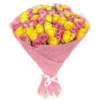 51 роза: розовая и желтая