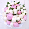 Белые и розовые пионы в коробке Royal