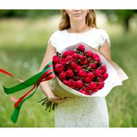 Пионовидные розы «Пиано» с оформлением