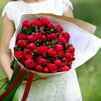 Пионовидные розы «Пиано» с оформлением