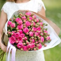 Пионовидные розы «Пинк Пиано» с оформлением