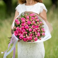 Пионовидные розы «Пинк Пиано» с оформлением