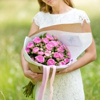 Кустовые пионовидные розы «Баронесса» в крафте