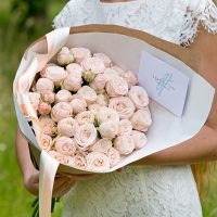 Кустовые пионовидные розы «Бомбастик» в крафте