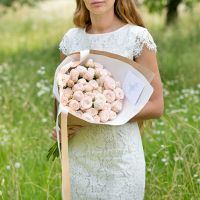 Кустовые пионовидные розы «Бомбастик» в крафте