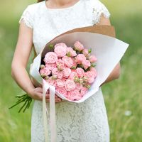 Кустовые пионовидные розы «Мадам Бомбастик» в крафте