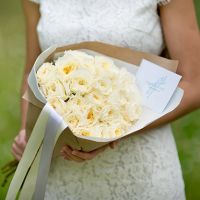 Душистые белые пионовидные розы Дэвида Остина