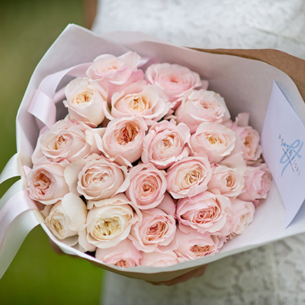 Нежно-розовые пионовидные розы Дэвида Остина