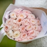 Нежно-розовые пионовидные розы Дэвида Остина