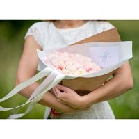 Нежно-розовые пионовидные розы Дэвида Остина