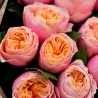 Персиковые пионовидные розы «Вувузела» в крафте