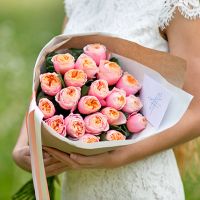 Персиковые пионовидные розы «Вувузела» в крафте