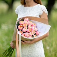 Персиковые пионовидные розы «Вувузела» в крафте