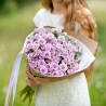 Нежно-фиолетовые кустовые розы в крафте