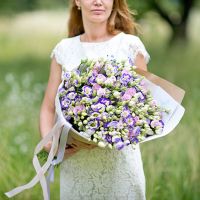 51 эустома в крафте с оформлением