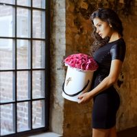 Розовые ранункулюсы в коробке Royal