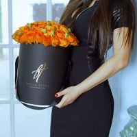 Оранжевые ранункулюсы в коробке Royal